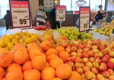 Apples, oranges, lemons, pomelo… all on an eye catching display.