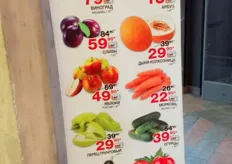 This banner promotes all kinds of fresh produce. Earlier this report tomatoes, eggplants, melons and watermelons passed by, but plume, apples, carrots and bell peppers are on a discount too. (exchange rate 10 ruble is 0.15 euro).