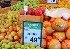 Different varieties of apples, one of the products Russia is said to become self-sufficient at, on a shelve with pomelos and other citrus.