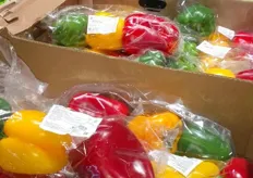 Tricolor-pack bell peppers at a price of 2.46 euro.