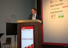 Gaston Opdekamp, Hoogstraten Cooperative’s director, opens the event and says the consumer is this, the central figure in the third edition of the International Strawberry Congress.