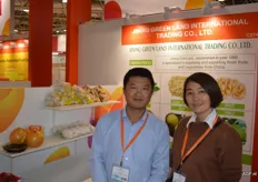 There were also many Chinese companies at the trade show. They trade primarily in garlic, grapefruit and industry vegetables. Jining Greenland Int. Trading, Frank Hao and Jenny.