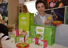 ExpoTrade is a Russisch/Chinese joint venture. They market the (organic) red kiwi, that is cultivated in China. Expo Trade sells these extraordinary kiwis throughout Europe. The company has large warehouses in Moscow. Olga Kuzmenko is promoting the red kiwi with diverse promtion material.