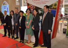 The Chinese delegation visits the Chinese stands.
