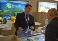 The Argentinian company, Citromax, supplies lemons and blueberries. Fabian Lobo Zavalia caught in a serious conversation.