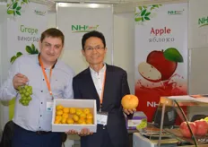 Fruit from the South Korean company, NH Nong Hyup. Ivan Melnichenko of the Mediagroup is a Russian partner of this company and runs the logistics department. Next to him is Kan He Jung.