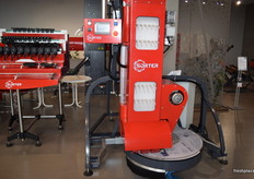 Soft touch system for putting the fruit or vegetables into crates (middle).