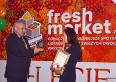 Elwira Maciejec from Swieze Jagody being awarded the Fresh Market Award 2017 for their fresh goji berries.