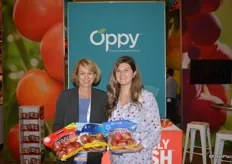 Karin Gardner and Kelsey Van Lissum with Oppy show pouch bags with organic Envy apples as well as the organic Jazz and Pacific Rose varieties, all grown in the state of Washington.