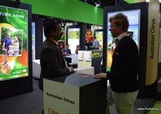 Meetings at the stand of Australian Citrus. To the right, David Daniels. This year was a record year for Australian citrus exports to China with a total volume of over 50,000 tons.