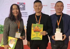 Gu Li and Leng Kanglin of Fruits de Bonheir. Leng Kanglin is the inventor of a fruit packing device that helps to put bags around fruits on trees.