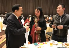 The former chairman of the Inspection and Quarantine Association Ge Zhirong is welcoming Qingdao's Hao Tian Packaging Company's Xu Yan and Wu Hao.