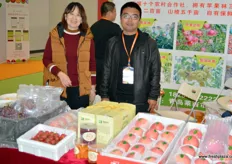 The Qingdao Run Farming Bai Chuan Cooperative grows apples, peaches and grapes. On the photos are Lin Qing, general manager, and Du Honglei, Deputy General.