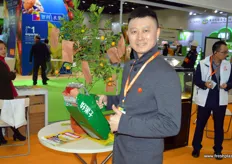 Leng Kanglin of Fruits the Bonheur. He is the inventor and marketeer of a machine that bags individual fruits whilst they are still on the tree.