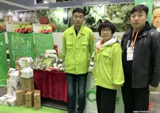 Shijiazhuang Chuagching Fruit and Vegetables with Fan Yunmian. To the right is Ren YanKang.