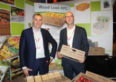 Erik van Essen and Mark Heijmans of Polymer Logistics with their plastic crates that have a ‘wooden’ look.