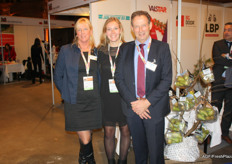The Handelsmaatschappij team, Jan Oskam with Elvira Schipper, Lisanne and Kees Oskam. Their punnets even grow in trees.