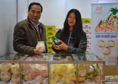 To the left is Liu Yun Ping. His companies in Shanghai and Thailand trade exotics from Thailand on the Chinese market.