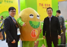To the right is Mr Qi, founder and director of Qifeng fruit. To the left, Nemo, the company's marketing manager. In the middle one of the company's red hearted kiwifruit varieties.