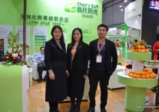 To the left is Chen Na, marketing manager of Chen's Sun. The company has a purchasing team in Europe, Africa and South America.