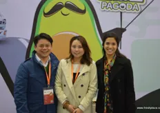 In the middle is Jade Shan of Mr Avocado, one of China's premium avocado brands, together with Jessica Delgado, sales rep at Frhomimex (Fruits and Vegetables from Mexico), shipper of Mexican avocados.