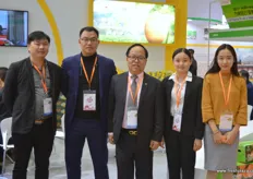 Henry Wang, in the middle, together with his team at Jiu Tai. This year Jiu Tai will market its tangerine and hami melon brands on the European market.