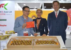 Kevin Au Yeung of RKG Asia together with Daniela Ballatore and Paolo Carissimo. RKG Asia is currently marketing the Dori in China, an Italian kiwifruit brand.