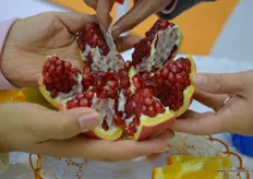How to cut a pommegranate… step 3. Et Voila