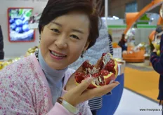 Rebecca Zhou, founder and managing director of Evergreen, at the stand of her friend and pomegranate supplier Xian Ling Niu. Xian Ling Niu is the General Manager of Harvest Land International Trading. The company's largest product is pomegranate, which it sells under its Fruitkii brand.