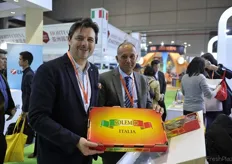 Renzo Balestri and Mirco Zanotti from Apofruit with a Solemio kiwi packet