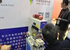 Machine to print on fruit