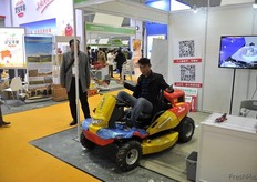 Mini tractor with an extremely short turning radius