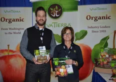 Erik Lee and Deidre Smyrnos with Viva Tierra Organic proudly show pouch bags with organic kiwi fruit from Italy and Pink Lady apples from Washington state.