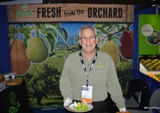 Bob Catinella with Pear Bureau Northwest cuts up pears for show attendees.