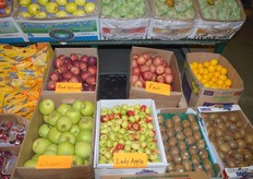Handwritten cards with the name of the produce variety