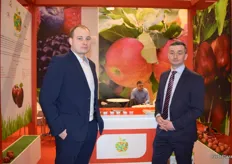 In front of the Lub Apple stand, Przemyslaw Jasinski from JKTrans and Rafal Puk from JozefowSad.