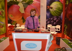 Sylwia Rogala from Frigo Klasa, showing the company´s cranberries and raspberries to visitors.