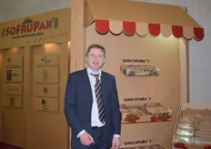 Showing the company´s newest carboard packaging with a plastic lid, Adam Sikorski, Commercial Director of Sofrupak.