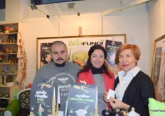 Ivan Bulatovic, Manuela Avsic and Ivanka Milenkovic at the very cozy EkoFungi/Zelenihit stand.