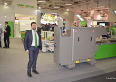 Christophe Nivet from MAF Roda Roda Agrobatic next tot the machine especially made for flowpack