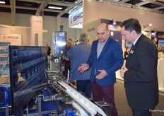 Piotr Milewski, CEO from Milbor PMC, speaking with a customer about the possibilities for one of the packing machines they offer.