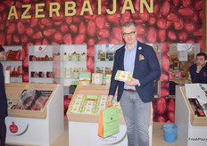 Georgi Bourdjanadze, showing the dried kaki fruits from Balkhoorma.
