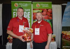Shawn Loudon and Jay Short with Domex Superfresh Growers show a 4 lbs. pouch bag with Autumn Glory apples. The larger pouch bag has been designed for large-size apples.