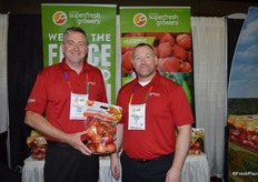 Shawn Loudon and Jay Short with Domex Superfresh Growers show a 4 lbs. pouch bag with Autumn Glory apples. The larger pouch bag has been designed for large-size apples.