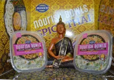 Mann's Packing introduces a warm meal of fresh kohlrabi noodles, kale & carrots with spicy Thai sauce and toasted coconut topping.