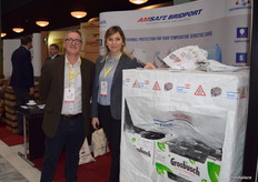 Steve Brabbs (Dupont) and Dia Romanowicz from Amsafe, showing their joint project to protect fruits from heat and rain. specifically during air shipments.