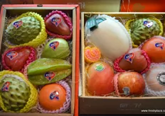 Gift boxes filled with imported fruits, including Camposol's mangoes and exotic produce from Taiwan.