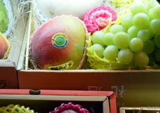 Gift boxes filled with imported fruits, including Camposol's mangoes and exotic produce from Taiwan.
