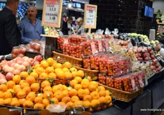 Fresh Chinese domestic fruits on display at Yonghui Superstores.