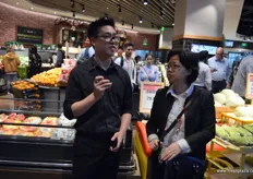 To the left the store manager of the Yonghui Superstores outlet, who is giving a short store introduction. To the right Mabel Zhuang, PMA's representative in China.
